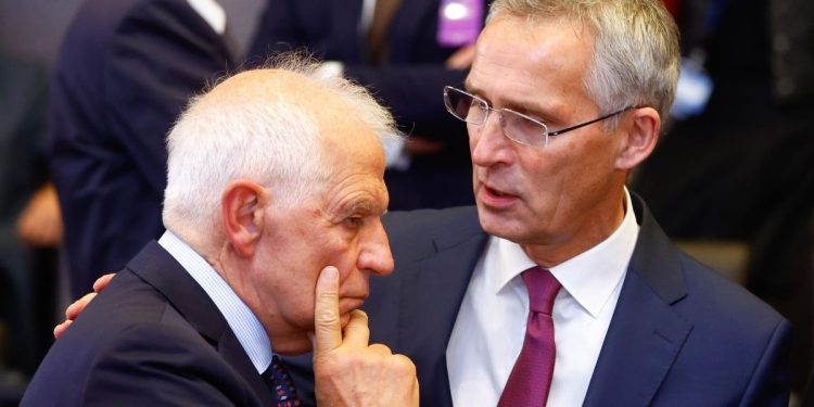 L'Alto commissario per la politica estera Ue Josep Borrell e il segretario generale della Nato Jens Stoltenberg (Ansa)