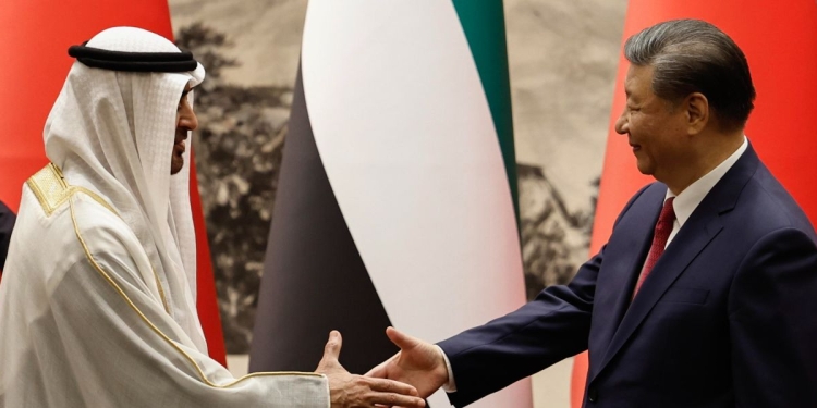 Xi Jinping con il presidente degli EAU Mohammed bin Zayed Al Nahyan (Ansa)