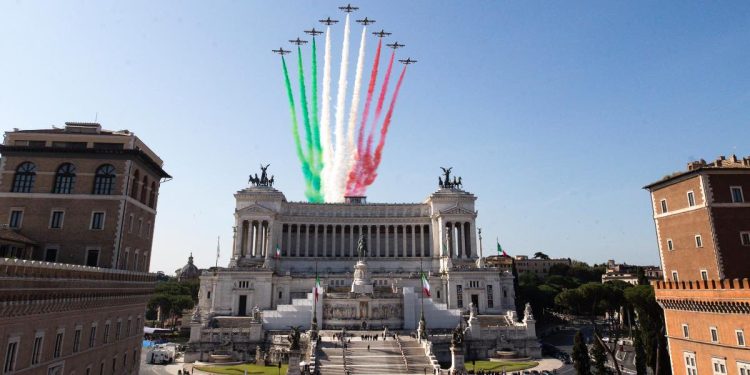 Il passaggio delle Frecce Tricolori alla Festa della Repubblica del 2023 (Foto ANSA/ANGELO CARCONI)