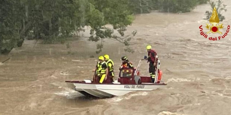 Una squadra di vigili del fuoco alla ricerca dei tre giovani dispersi (Ansa)