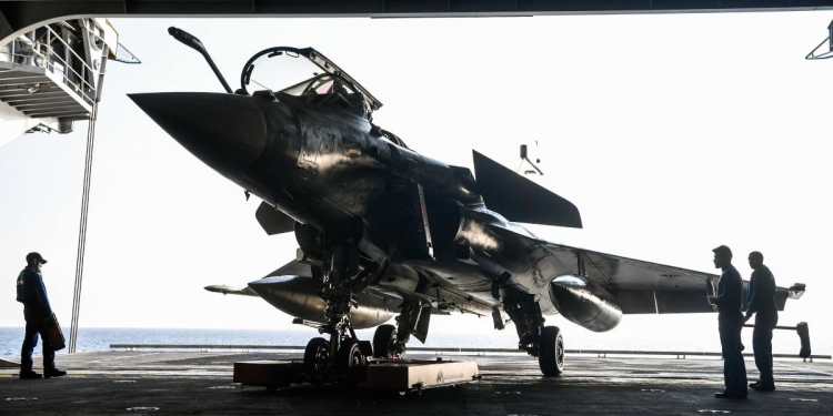 Un caccia Rafale a bordo della portaerei Charles de Gaulle (Ansa)