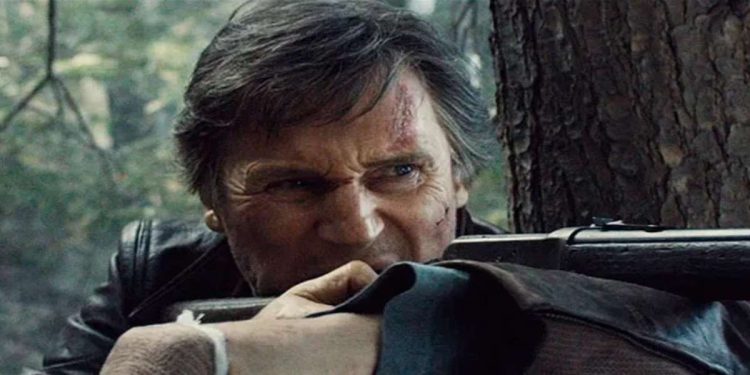 Liam Neeson in una scena del film in prima serata su Italia 1 (Foto Web)