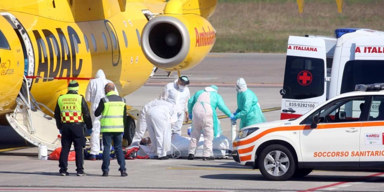 pazienti affetti da coronavirus (CoVid19) trasferiti all'estero dall'aeroporto di Orio al Serio, Bergamo 2 aprile 2020.
ANSA/FABRIZIO CATTINA