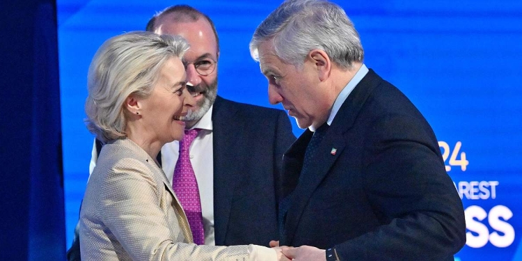 Da sin.: Ursula von der Leyen, Manfred Weber, Antonio Tajani (Ansa)