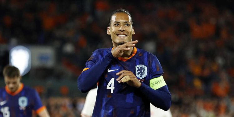 Virgil Van Dijk con la maglia dell'Olanda (Foto ANSA)