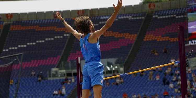 Gianmarco Tamberi esulta dopo il suo salto (Foto ANSA)