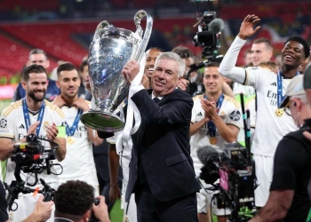 Carlo Ancelotti festeggia la Champions League con il Real Madrid (Foto ANSA)