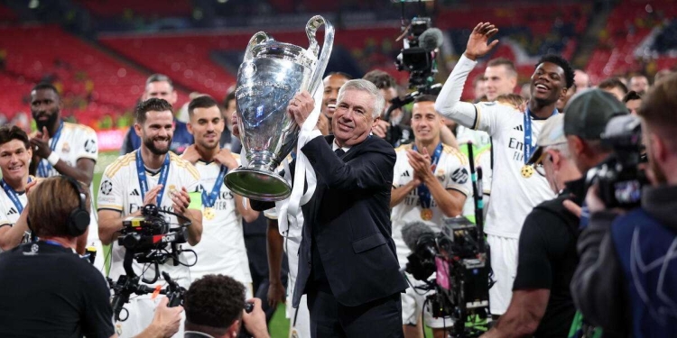 Carlo Ancelotti festeggia la Champions League con il Real Madrid (Foto ANSA)