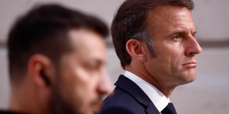 il presidente francese Emmanuel Macron. In primo piano, sfuocato, Volodymyr Zelensky (Ansa)