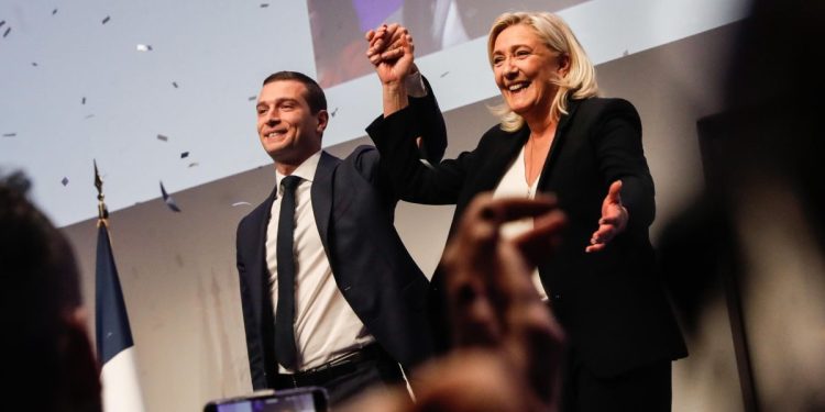 Jordan Bardella con Marine Le Pen (Ansa)