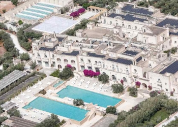 Vista dall'alto di Borgo Egnazia (Foto 2024 ANSA/GIUSEPPE LAMI)