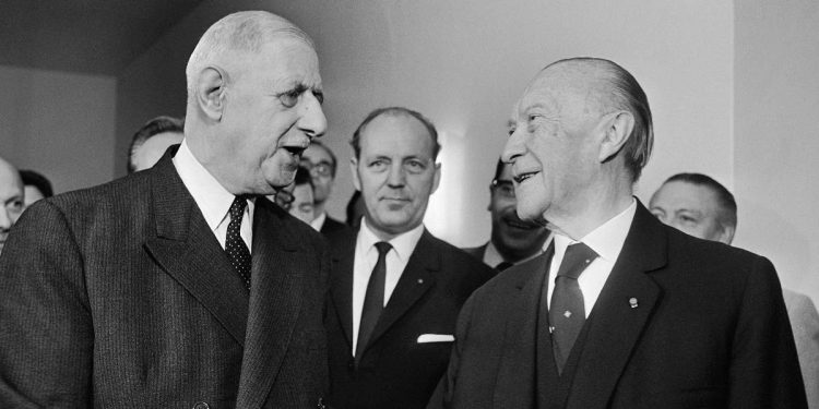 Charles de Gaulle nel 1965 insieme a Konrad Adenauer (Ansa)