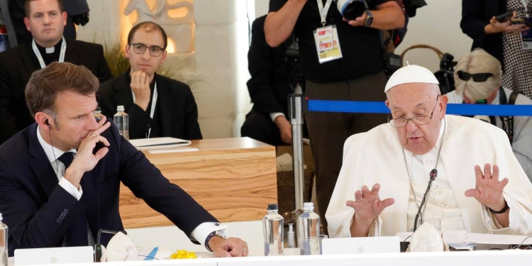 Papa Francesco al G7. A sin., Emmanuel Macron (Ansa)