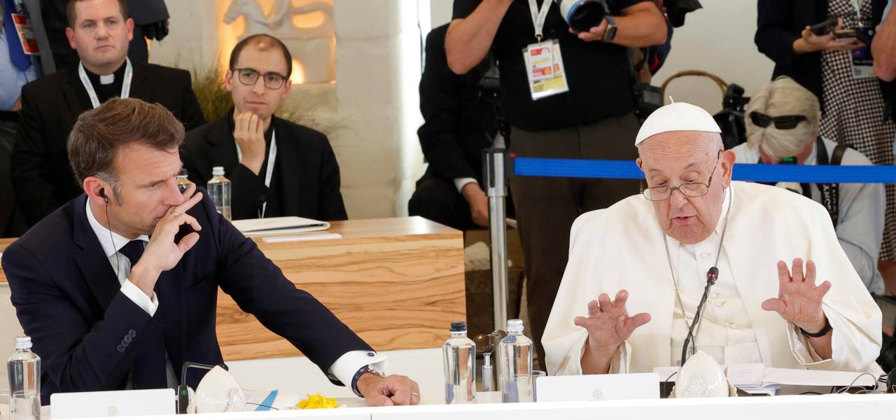Papa Francesco al G7. A sin., Emmanuel Macron (Ansa)