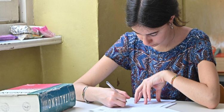 Esame di maturità presso il liceo Alfieri di Torino, 21 giugno 2023, prima prova di Italiano (Foto ANSA/ALESSANDRO DI MARCO)