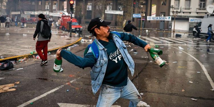 Le proteste davanti al Congreso a Buenos Aires (Ansa)