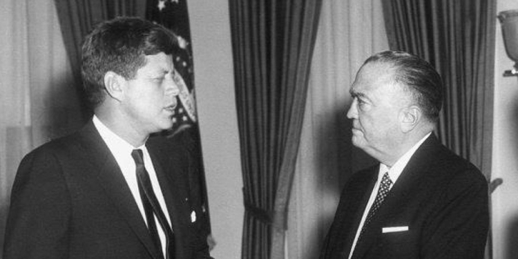 J.F. Kennedy a colloquio con il capo dell'FBI Edgar Hoover nel 1961 (Ansa)