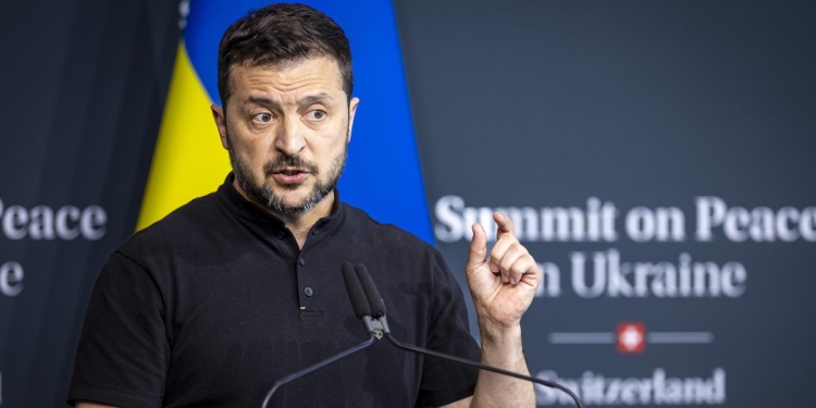 Volodymyr Zelensky alla conferenza stampa del summit per la pace in Ucraina (Foto Ansa 2024 EPA/MICHAEL BUHOLZER)