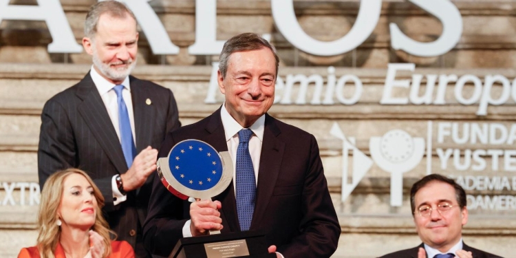 Mario Draghi riceve il Premio europeo Carlo V in Spagna (Foto Ansa 2024 EPA/BALLESTEROS)