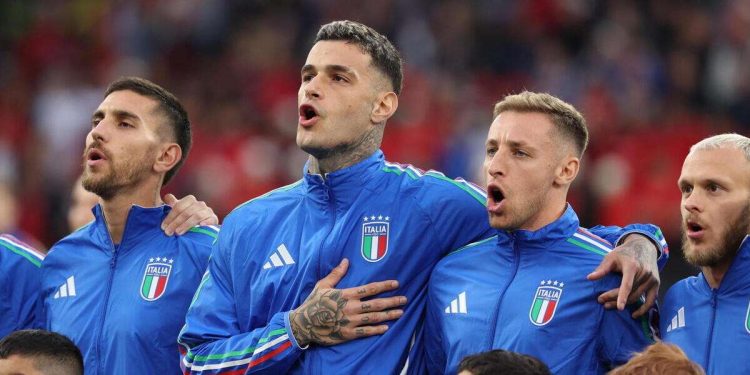 I calciatori dell'Italia cantano l'inno nazionale agli Europei 2024 (Foto ANSA)