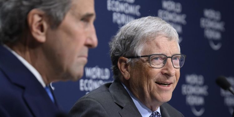 John Kerry e Bill Gates al WEF 2022 di Davos (Ansa)