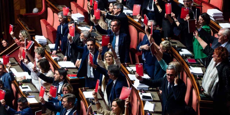 Protesta nei banchi del Pd in Senato contro il premierato (Ansa)