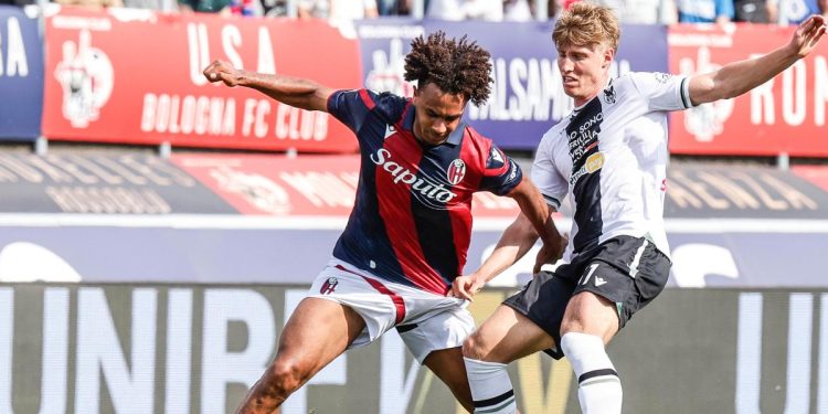 Bologna's Joshua Zirkzee  (L) and Udinese's  Thomas Kristensen (R) in action during the Italian Serie A soccer match Bologna FC vs Udinese Calcio at Renato Dall'Ara stadium in Bologna, Italy, 28 April 2024. ANSA /SERENA CAMPANINI