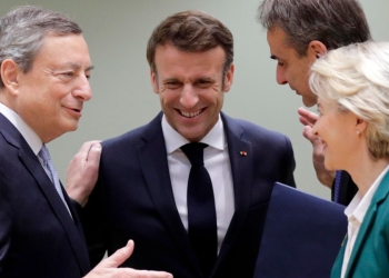 Pacchetto sanzionatorio. Da sin.: Mario Draghi, Emmanuel Macron, Kyriakos Mitsotakis, Ursula von der Leyen (Ansa)