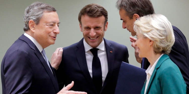 Pacchetto sanzionatorio. Da sin.: Mario Draghi, Emmanuel Macron, Kyriakos Mitsotakis, Ursula von der Leyen (Ansa)