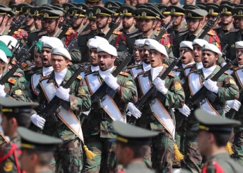 Soldati Iran sfilano durante Giornata dell'esercito in una base militare di Teheran (Foto Ansa 2024 EPA/ABEDIN TAHERKENAREH)