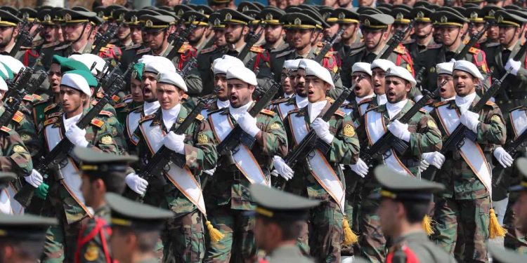 Soldati Iran sfilano durante Giornata dell'esercito in una base militare di Teheran (Foto Ansa 2024 EPA/ABEDIN TAHERKENAREH)