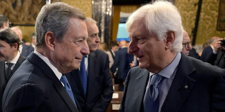 Mario Draghi con Ugo Zampetti, segretario generale del Quirinale (Ansa)