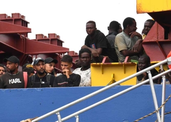 Sbarco di immigrati a Salerno (Ansa)