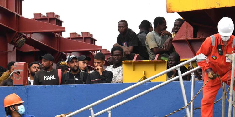 Sbarco di immigrati a Salerno (Ansa)