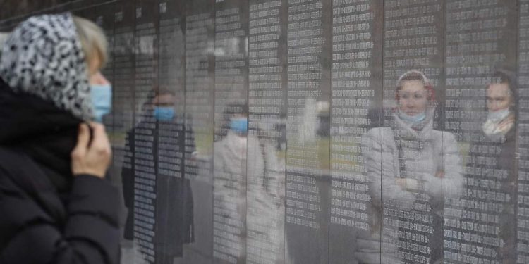 Mosca. Visite al Giardino della memoria di Butovo, recante i nomi delle vittime del terrore staliniano negli anni 1937-38 (Ansa)