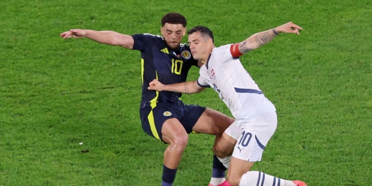 Ché Adams contro Granit Xhaka agli Europei 2024 (Foto ANSA)