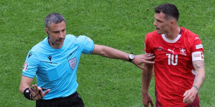 Granit Xhaka con l'arbitro Slavko Vincic agli Europei 2024 (Foto ANSA)