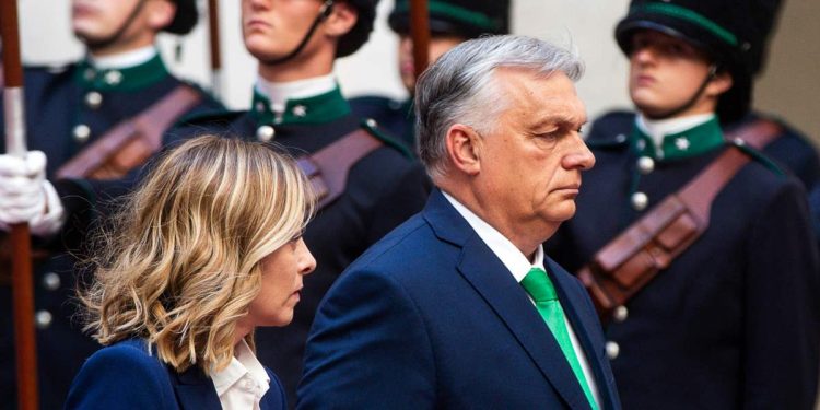 Giorgia Meloni, presidente del Consiglio, con Viktor Orbán, premier dell'Ungheria (Ansa)