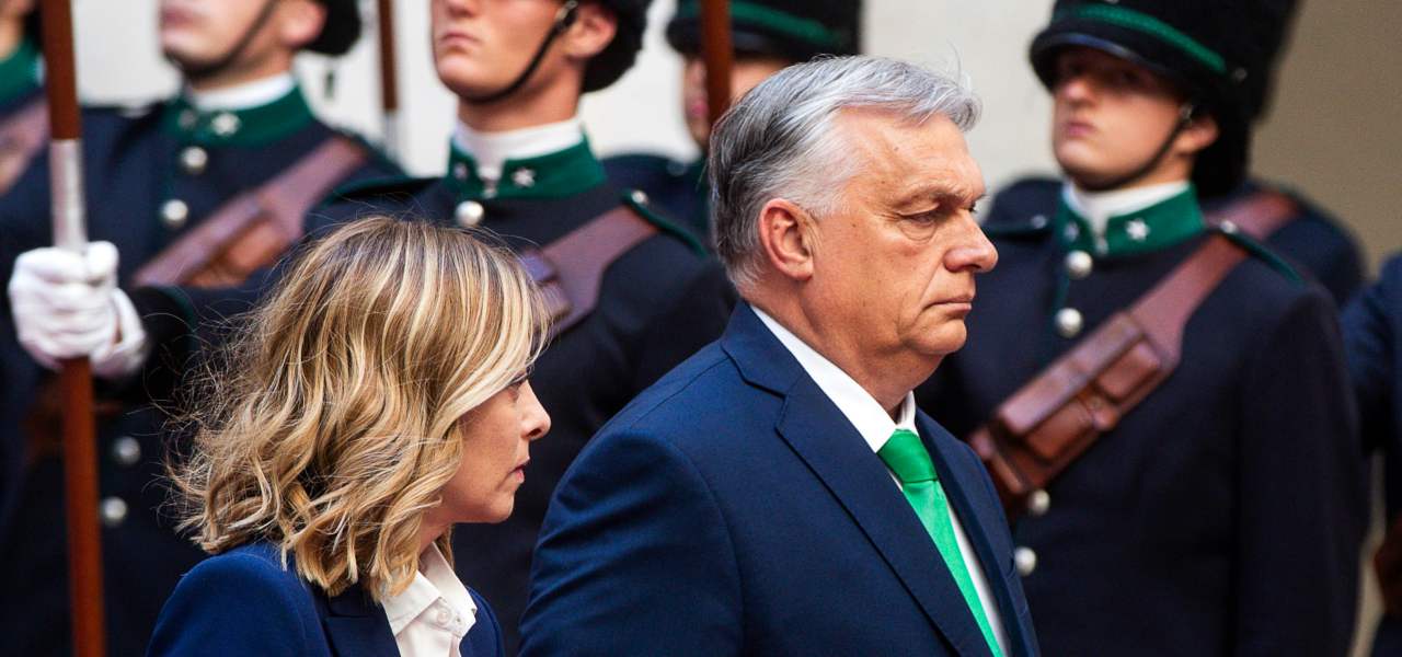Giorgia Meloni, presidente del Consiglio, con Viktor Orbán, premier dell'Ungheria (Ansa)