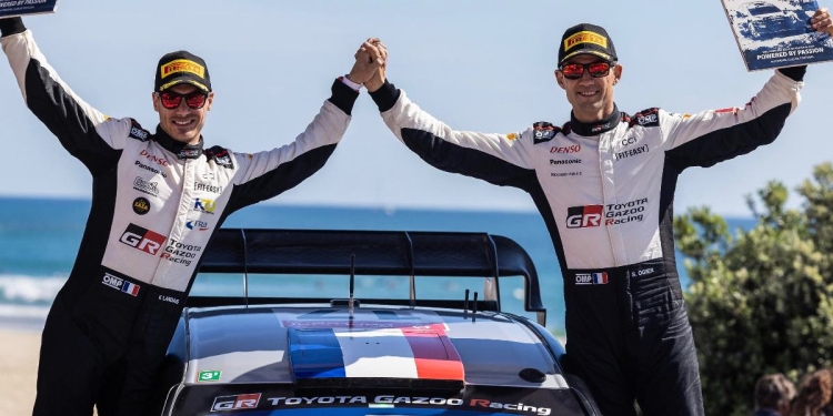 Sebastien Ogier e Vincent Landais del team Toyota Gazoo Racing WRT festeggiano Rally del Portogallo 2024 (Foto EPA/JOSE COELHO)