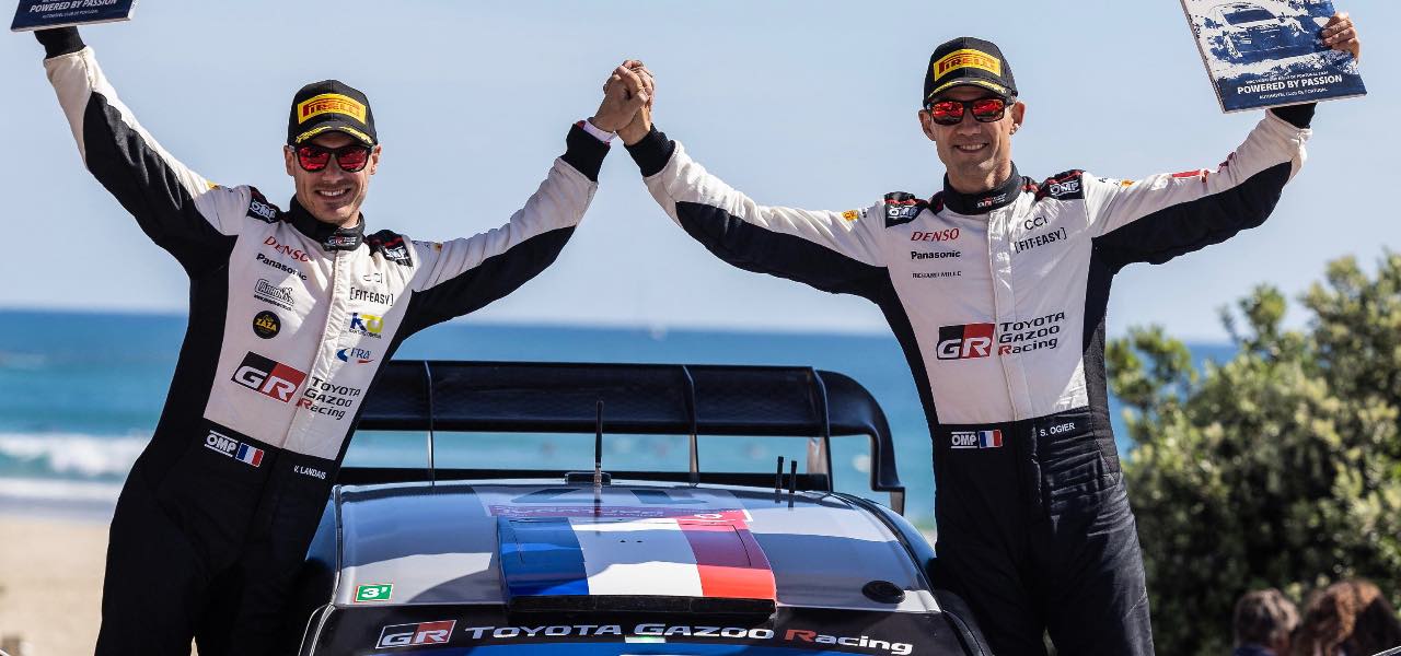Sebastien Ogier e Vincent Landais del team Toyota Gazoo Racing WRT festeggiano Rally del Portogallo 2024 (Foto EPA/JOSE COELHO)