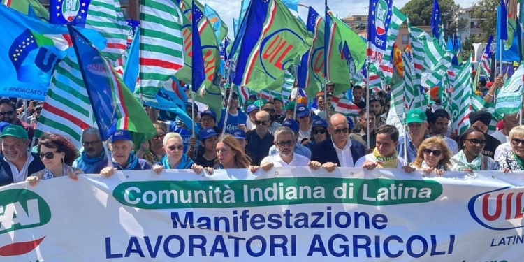 La manifestazione dei sindacati a Latina (Ansa)