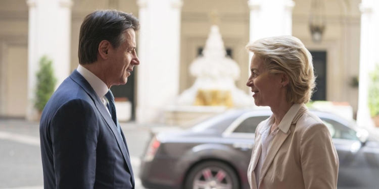 Giuseppe Conte capo del governo e Ursula von der Leyen nei giorni del "golpe": 2 agosto 2019 (Ansa)