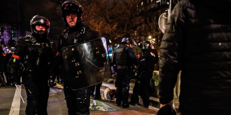 Polizia in Francia durante protesta contro riforma delle pensioni (Foto Ansa 2023 EPA/TERESA SUAREZ)