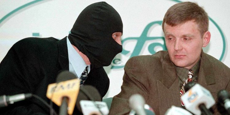 L'allora colonnello della FSB Alexander Litvinenko con un collega mascherato in una foto d'archivio scattata a Mosca il 17 novembre 1998 durante una conferenza stampa. EPA/SERGEI KAPTILKIN