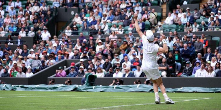 Jannik Sinner al servizio a Wimbledon 2024 (Foto ANSA)