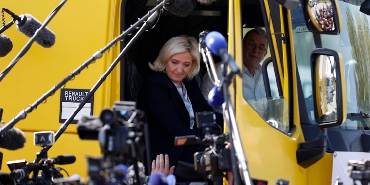 Marine Le Pen in campagna elettorale (Ansa)