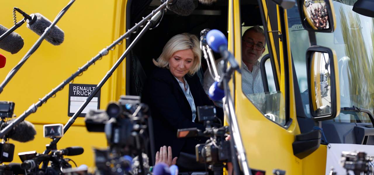 Marine Le Pen in campagna elettorale (Ansa)