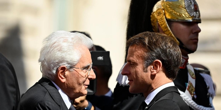 Sergio Mattarella con Emmanuel Macron in occasione dei funerali di Giorgio Napolitano, 26 settembre 2013 (Ansa)