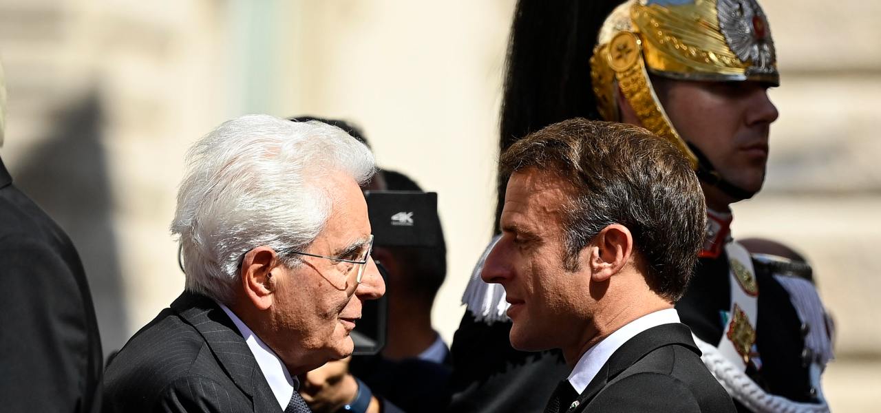 Sergio Mattarella con Emmanuel Macron in occasione dei funerali di Giorgio Napolitano, 26 settembre 2013 (Ansa)